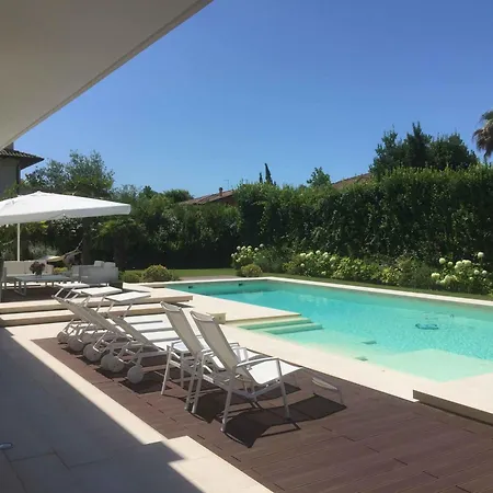 Luxurious Modern With Refreshing Pool Villa Forte dei Marmi